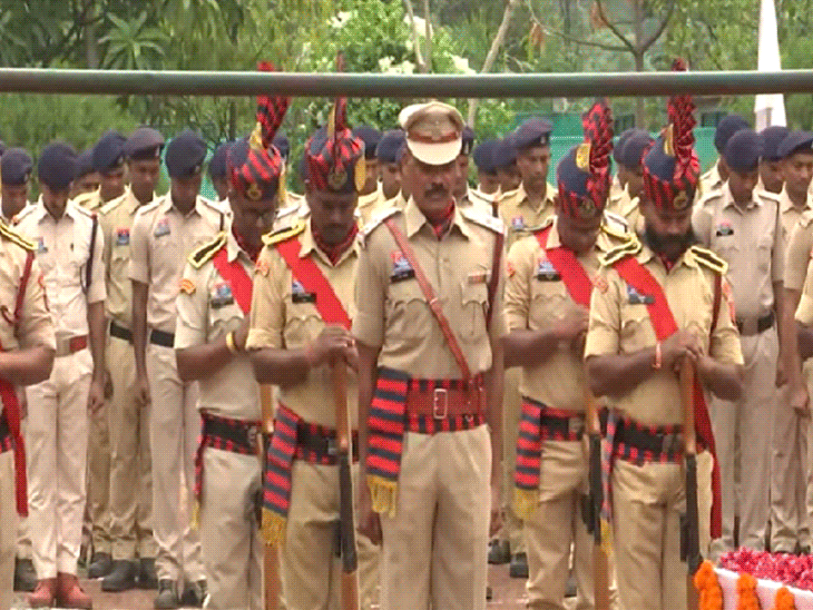 शहीद ASP का अंतिम संस्कार, बेटे ने दी मुखाग्नि:पत्नी ने रोते हुए सैल्यूट किया, नक्सल ऑपरेशन चीफ बोले- बलिदान बेकार नहीं जाएगा