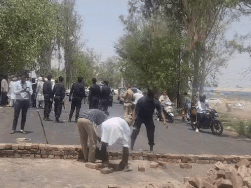 हरियाणा में मुआवजा नहीं मिलने पर हाईवे पर कब्जा:ट्रैक्टर-ट्रॉली खड़े कर दीवार बनाने लगे; पुलिस उठा ले गई; किसान समेत 5 पर FIR