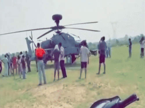 पंजाब में एयरफोर्स के अपाचे हेलिकॉप्टर की इमरजेंसी लैंडिंग:पठानकोट से उड़ान भरी थी, तकनीकी खामी के बाद खेत में उतारा
