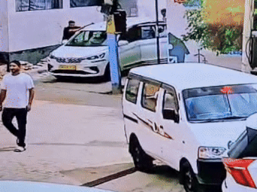 हरियाणा में बिना शर्ट पहने दौड़ा सरपंच,VIDEO:ससुराल जा रहा था, रास्ते में किडनैपिंग की कोशिश हुई, चलती गाड़ी से कूदा