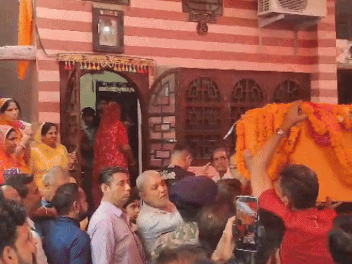 पायलट राजवीर की पार्थिव देह देखकर घर में मची चीख-पुकार:थोड़ी देर में अंतिम संस्कार, केदारनाथ हेलिकॉप्टर क्रैश में 7 लोगों के साथ गई थी जान