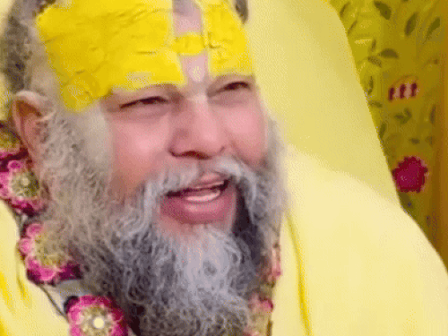 हरियाणवी सिंगर मासूम शर्मा ने प्रेमानंद महाराज को सुनाया गाना:बैन खटोला गाने को खाटू श्याम के भजन में बदला, सरकार 10 सॉन्ग हटा चुकी