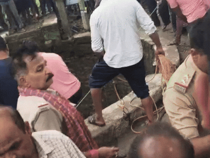 कुएं में गैस रिसी, 3 लोगों की मौत, एक गंभीर:गुना में बछड़े को बचाने 6 लोग उतरे थे; 2 को निकालने के लिए रेस्क्यू जारी