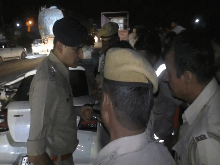 जयपुर-आगरा हाईवे पर कैंटर में घुसी कार, 4 की मौत:RTO ऑफिस के सामने चेकिंग के दौरान हादसा, लंबा जाम लगा