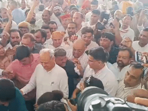 गहलोत बोले-पायलट और मैं कभी दूर नहीं थे:प्रेम-मोहब्बत हमेशा से है; राजेश पायलट की पुण्यतिथि में पहुंचे, भीड़ में फंसे तो लेने पहुंचे सचिन
