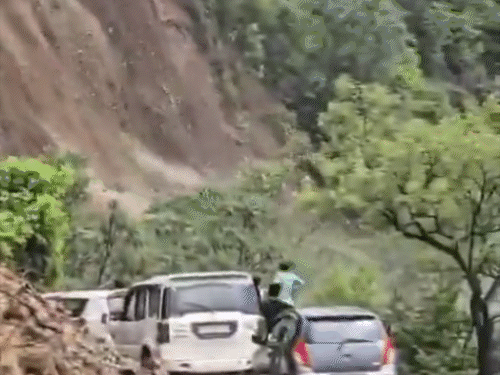 पहाड़ी राज्यों में बारिश से तबाही, PHOTOS:हिमाचल में गाड़ियों के सामने दरका पहाड़, शिमला में 5 मंजिला बिल्डिंग गिरी; बदरीनाथ हाईवे पर लैंडस्लाइड