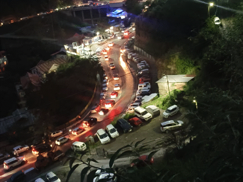 शिमला-मनाली व कसौली में ट्रैफिक से टूरिस्ट परेशान:कुफरी में 12KM लंबा जाम, 60 मिनट के सफर में लगे 5 घंटे