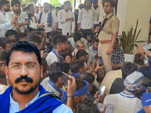 हत्या-रेप मामले में आखिर क्यों गरमाई सियासत:प्रयागराज के 3 लाख दलित वोटर पर नजर, कौशांबी रेपकांड में पाल v/s ब्राह्मण हुआ मामला
