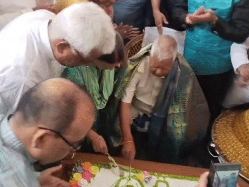 78 साल के हुए लालू, तलवार से काटा केक:राबड़ी आवास पर मना जन्मदिन, तेजप्रताप ने शेयर की तस्वीर, रोहिणी बोलीं- पापा सुपरमैन