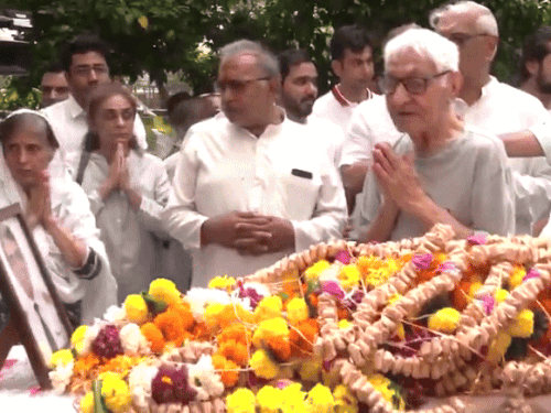 अहमदाबाद विमान हादसा- पायलट सुमीत का मुंबई में अंतिम संस्कार:अब तक 135 शवों के DNA मैच हुए, 101 शव परिजन को सौंपे गए