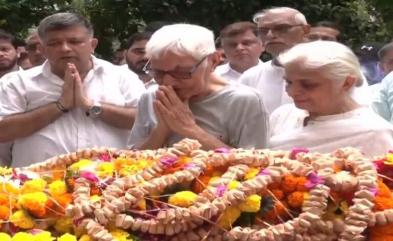 Captain Sumeet Sabharwal's Grieving 80-Year-Old Father Pays Final Tribute