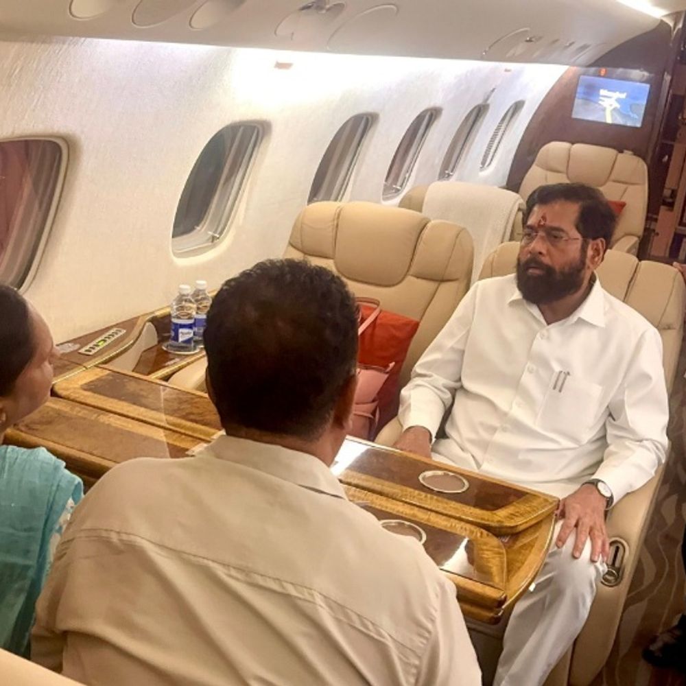 पायलट ने शिंदे का प्लेन उड़ाने से मना किया:कहा- ड्यूटी खत्म होने के बाद उड़ान नहीं भर सकता, एयरलाइन के समझाने पर तैयार हुआ