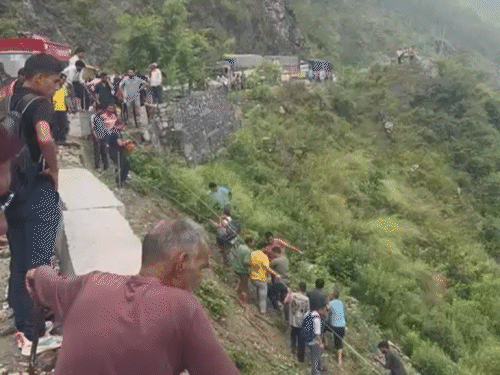 उत्तराखंड में नदी में गिरी ट्रैवलर,धार के युवक की मौत:10 वर्षीय बेटा-पत्नी समेत 9 लापता; ट्रक ने पीछे से मारी थी टक्कर