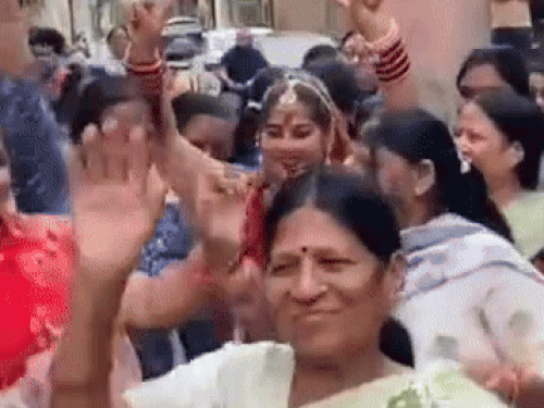साध्वी बन रहीं लब्धि जैन को दुल्हन की तरह सजाया:रोहतक में शादी जैसी रस्में निभाईं, घर-घर में ढोल-नाच, 5 जून को दीक्षा
