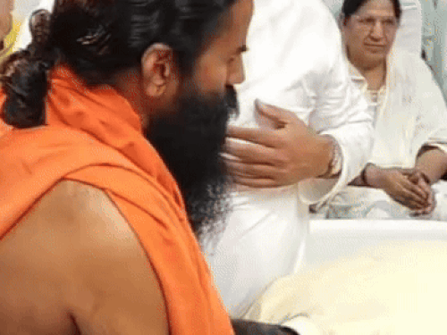 रोहतक पहुंचे स्वामी रामदेव:कैप्टन अभिमन्यु की मां को दी श्रद्धांजलि, टैगोर ऑडिटोरियम में पुष्पांजलि कार्यक्रम, नवीन जिंदल रहे मौजूद