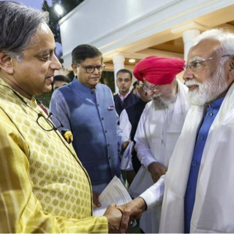 थरूर पर खड़गे बोले- कुछ लोगों के लिए मोदी फर्स्ट:थरूर का जवाब- पंख आपके, उड़ने की इजाजत मत मांगो; मोदी की तारीफ की थी
