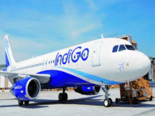 गोवा से इंदौर आ रही फ्लाइट की इमरजेंसी लैंडिंग:पहियों के हाइड्रोलिक सिस्टम में खराबी आई; सभी 140 यात्री सुरक्षित