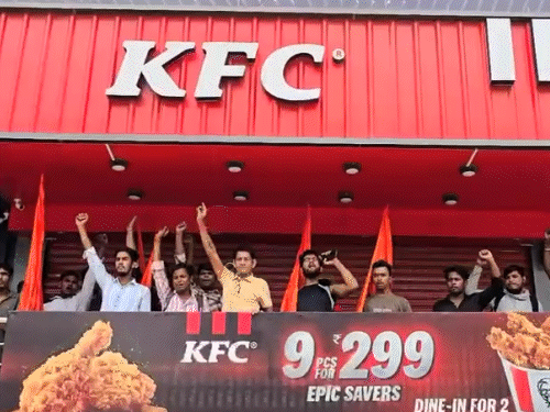 गाजियाबाद में KFC रेस्टोरेंट में हिंदू संगठनों का हंगामा:‘हर हर महादेव’ बोलते हुए गिराया शटर, बोले- सावन में नहीं बिकेगा मांस
