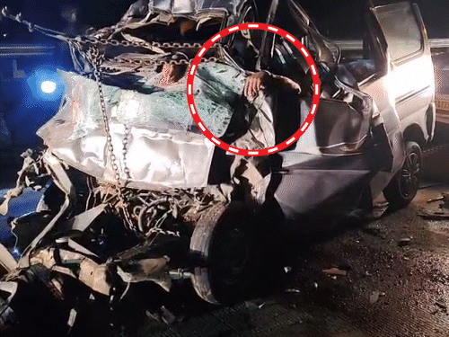 यमुना एक्सप्रेस-वे पर पिता, दो बेटों समेत 6 की मौत:पत्नी-बेटी गंभीर; ट्रक में घुसी कार, दो सगे भाइयों की भी जान गई