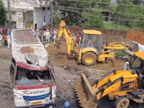 पंजाब में सवारियों से भरी बस पलटी, 8 की मौत:17 से ज्यादा गंभीर; कार की टक्कर से बेकाबू हुई, JCB से निकालीं लाशें