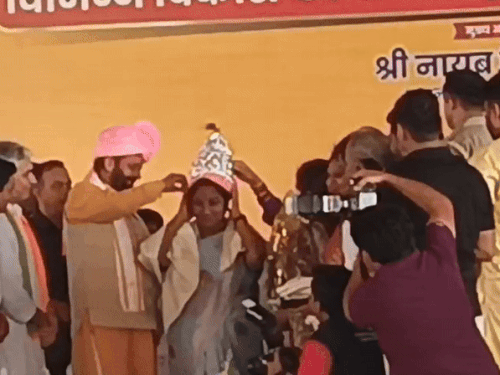 हरियाणा में दिल्ली CM का बर्थडे सेलिब्रेशन:सीएम सैनी ने चांदी का मुकुट पहनाया, कोथली दी, रेखा गुप्ता बोलीं- भाई-बहन धुआं उठा देंगे