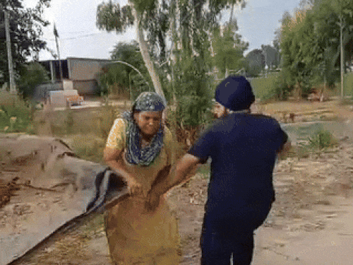 पंजाब में महिला की बेरहमी से पिटाई का VIDEO:सिर में 5 बार सीमेंट वाली कन्नी मारी, व्हीलचेयर पर बैठे दिव्यांग पति को भी पीटा