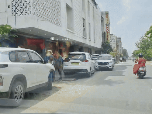 8 रुपए से 153 रुपए पहुंचा शेयर का भाव:राजस्थान में 2 कंपनियों के ठिकानों पर ED के छापे; 80 लाख कैश और लग्जरी गाड़ियां मिलीं