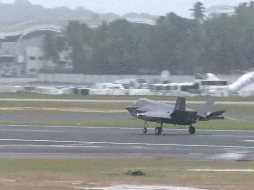 ब्रिटिश फाइटर जेट ने 38 दिन बाद उड़ान भरी:हाइड्रोलिक फेल होने के बाद तिरुवनंतपुरम एयरपोर्ट पर खड़ा था, 25 इंजीनियरों की टीम ब्रिटेन से आई थी