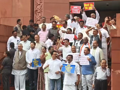 संसद मानसून सत्र का दूसरा दिन:बिहार वोटर लिस्ट मुद्दे पर विपक्षी सांसदों का संसद में प्रदर्शन; लोकसभा-राज्यसभा कल तक के लिए स्थगित