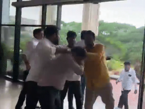 ओडिशा में सरकारी अफसर की ऑफिस में घुसकर पिटाई, VIDEO:गालियां दी, चेहरे पर लात-घूंसे मारे, घसीटकर बाहर निकाला, तीन लोग गिरफ्तार