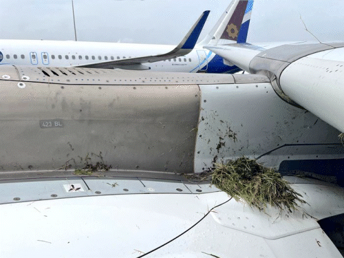 मुंबई में एअर इंडिया का विमान रनवे से फिसला:भारी बारिश के कारण लैंडिंग के समय हादसा; इंजन को नुकसान, 3 टायर फटे