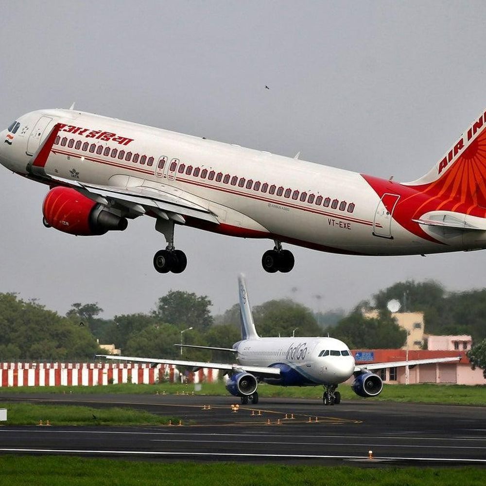 एअर इंडिया फ्लाइट के पिछले हिस्से में आग लगी:दिल्ली एयरपोर्ट पर लैंडिंग के बाद घटना; हॉन्गकॉन्ग से आई थी, सभी यात्री सुरक्षित