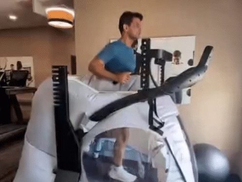 अंतरिक्ष से लौटे शुभांशु ट्रेड मिल पर फिसले...VIDEO:एक्सरसाइज करते समय बिगड़ा बैलेंस, लिखा- भारतीय का चांद से तस्वीर लेने का वक्त आ गया