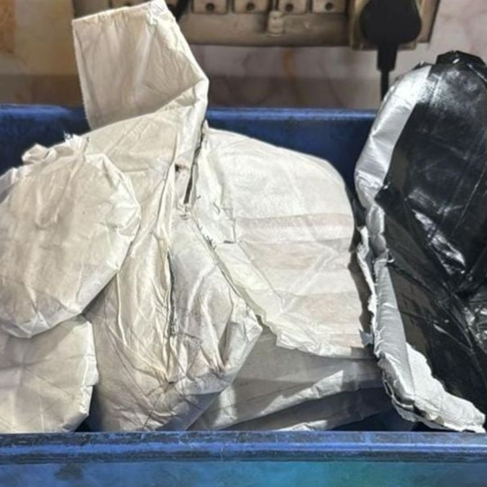 सूरत एयरपोर्ट पर पकड़ाया 28 किलो सोना:शरीर के अलग-अलग हिस्सों में सोने का पेस्ट छिपा रखा था, हावभाव से हुआ एजेंसी को शक