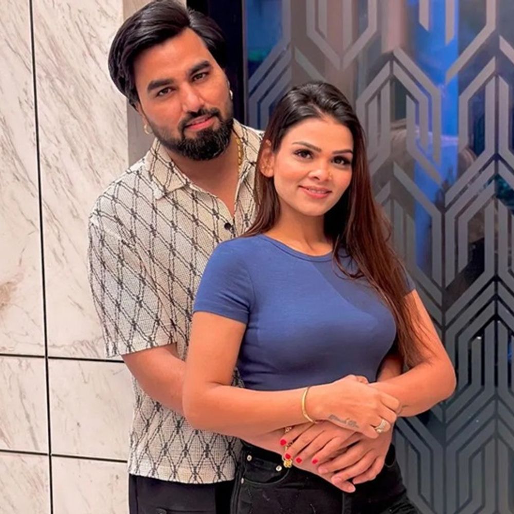 हरियाणा के यूट्यूबर अरमान मलिक की पत्नी ने मांगी माफी:पटियाला में मंदिर पहुंची, काली माता का रूप बनाया था; बिग बॉस में नजर आ चुके