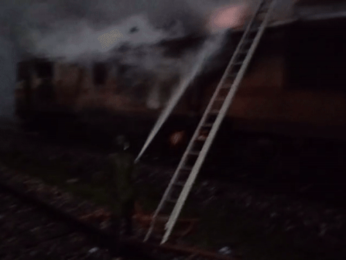 राजस्थान में गरीब रथ एक्सप्रेस के इंजन में लगी आग:सभी पैसेंजर्स को बाहर निकाला, अधिकारी बोले- स्पीड कम कर निकालीं दूसरी ट्रेनें