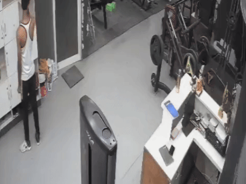 फरीदाबाद जिम में एक्सरसाइज के बाद युवक बेहोश,VIDEO:दराज में कपड़े रखते चक्कर आया, संभलने की कोशिश में सिर पर अलमारी गिरी