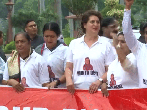 वोटर वेरिफिकेशन पर लगातार दूसरे दिन हंगामा:विपक्षी सांसद 'मिंता देवी' की तस्वीर वाली टीशर्ट पहनकर पहुंचे; दावा- यह 124 साल की फर्स्ट टाइम वोटर