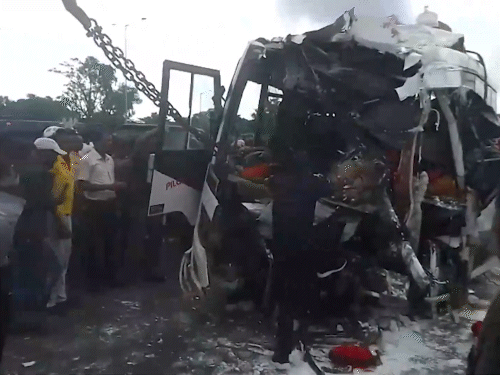 बंगाल के बर्दमान में सड़क हादसा, 10 की मौत:35 घायल; गंगासागर से तीर्थयात्रियों को लेकर लौट रही थी बस