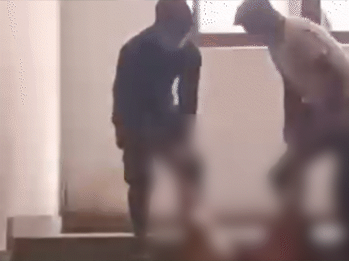 बेतिया के अस्पताल में शव को सीढ़ियों पर घसीटा, VIDEO:स्ट्रेचर नहीं मिला, पैर पकड़कर मॉर्चुरी तक ले गए; 4 दिन से लापता थे रिटायर्ड कर्मी