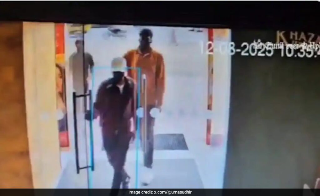 Hyderabad Jewellery Shop Robbed In Broad Daylight, Deputy Manager Shot