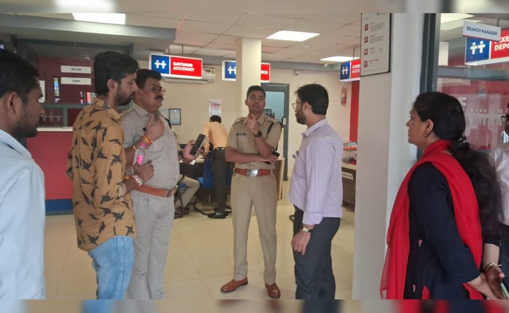 Armed Robbers Target Jabalpur Bank, Loot 14.5 Kg Gold, Cash