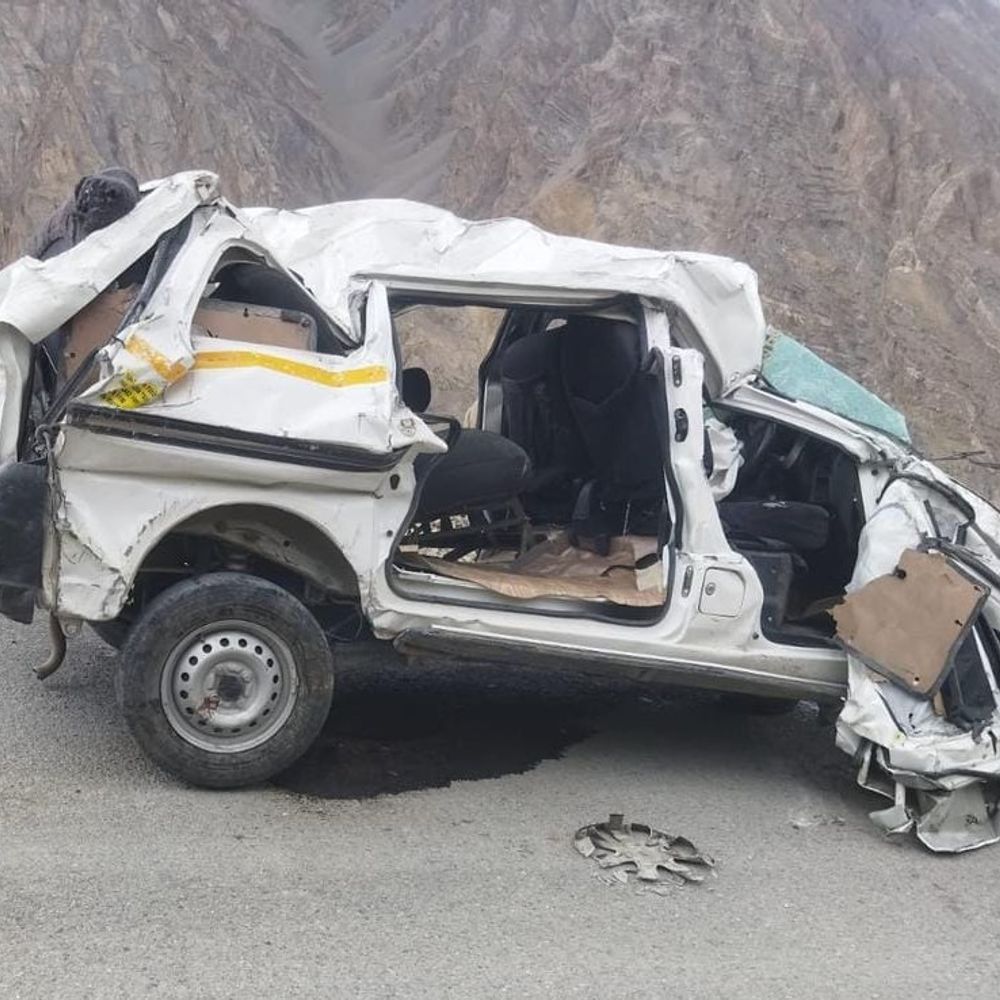 लद्दाख में कार पर पत्थर गिरा, 6 की मौत:सेना ने हेलिकॉप्टर से एयरलिफ्ट कर लेह भेजा था; मनाली-लेह हाईवे पर हादसा