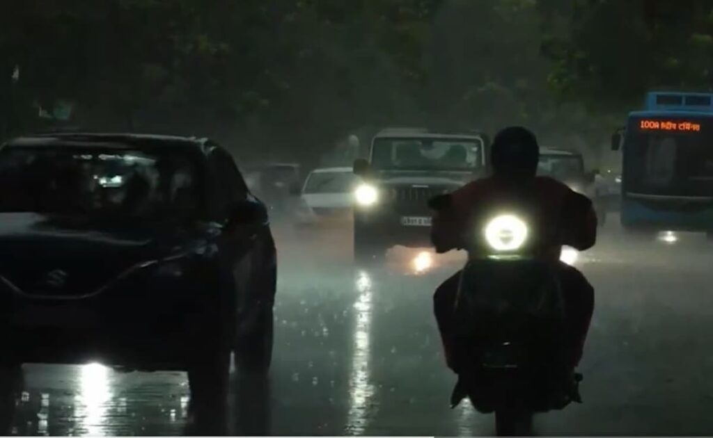 Heavy Rain, Thunderstorm In Delhi And Noida, Airlines Issue Advisory