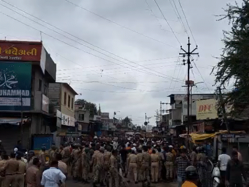 महाराष्ट्र के अहिल्यानगर में बवाल, हाईवे जाम:रंगोली से सड़क पर 'आई लव मोहम्मद' लिखने से तनाव; पथराव, पुलिस का लाठीचार्ज