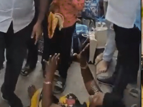 बेंगलुरु में दुकानदार-स्टाफ ने महिला को सरेआम लातों से पीटा:प्राइवेट पार्ट पर जूते मारे; शॉप से ₹92 हजार की साड़ियां चुराने का आरोप लगाया