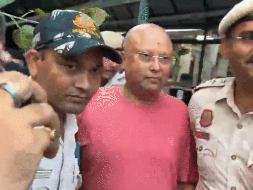 चैतन्यानंद की महिलाओं के साथ चैट सामने आई:वादे करके लुभाता था, फोन में कई एयरहोस्टेस की फोटो मिलीं; 17 छात्राओं ने शोषण के आरोप लगाए