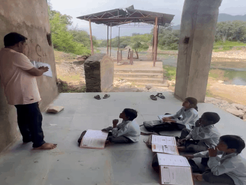 जहां चिता जलती है, वहीं लगा दी क्लास:नाला पार नहीं कर सकते थे, इसलिए श्मशान घाट में बैठकर पढ़ रहे बच्चे