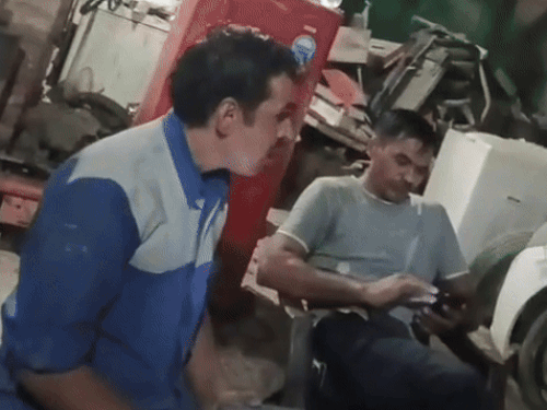 हिसार में SHO ने गैराज के मिस्त्रियों को धमकाया,VIDEO:कहा- बदमाश मेरे यहां काम करते थे, भाई मंत्री का ड्राइवर; सफाई में बोले- समझाने गया था