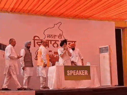 चंडीगढ़ में पंजाब BJP ने 'जनता की विधानसभा' लगाई:पंजाब सरकार की निंदा का प्रस्ताव लाया, कार्यकारी अध्यक्ष बोले- AAP सदन का दुरुपयोग कर रही